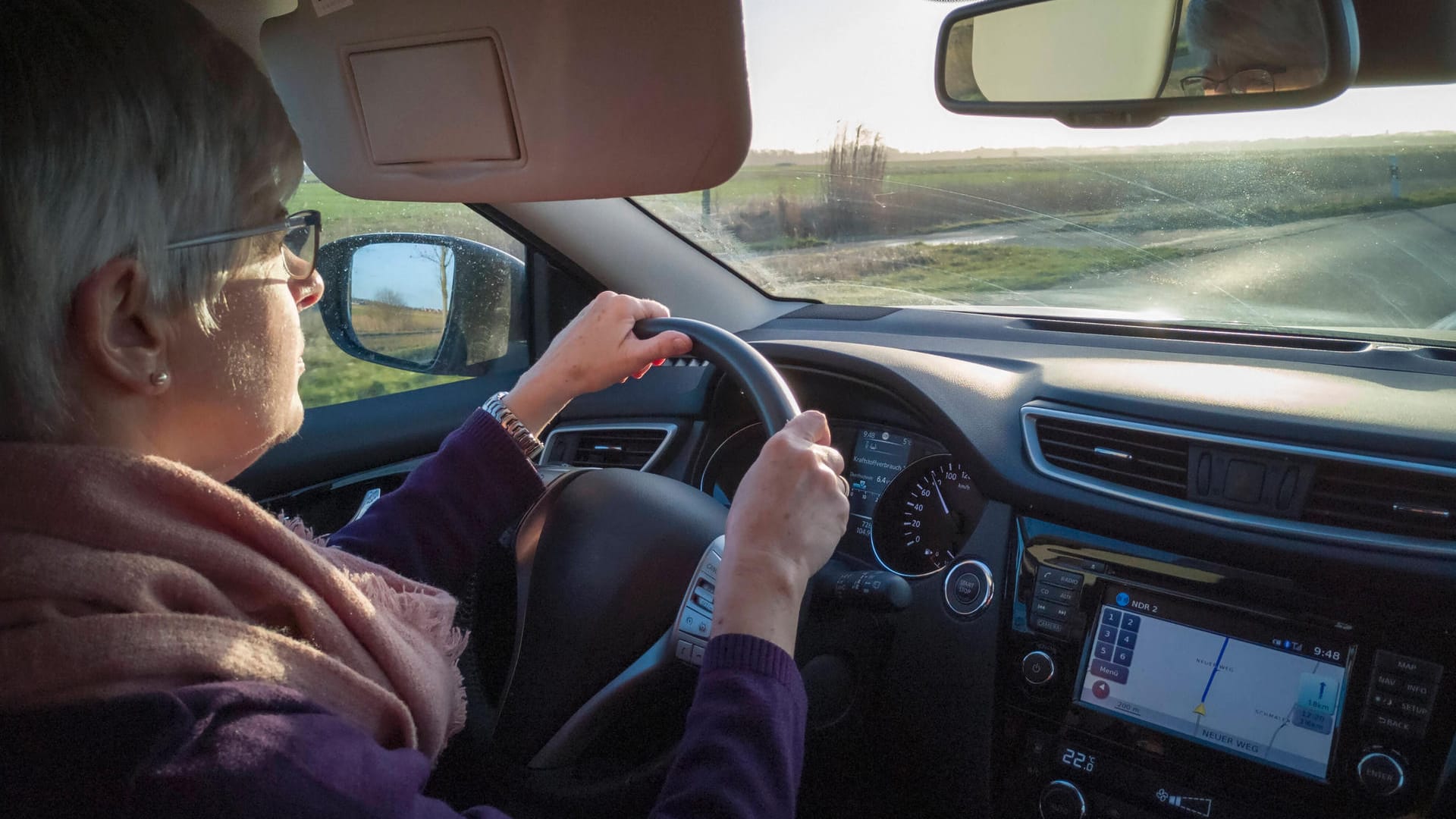 Am Steuer übers platte Land: Hier wird das Auto dringender gebraucht als etwa in dicht besiedelten Großstädten.