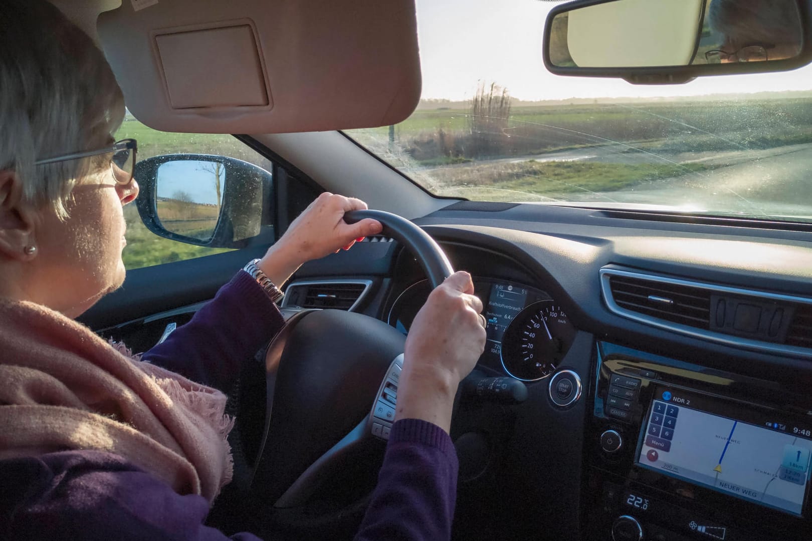 Am Steuer übers platte Land: Hier wird das Auto dringender gebraucht als etwa in dicht besiedelten Großstädten.