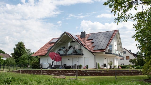 Außenaufnahme vom Haus des verstorbenen Kasseler Regierungspräsidenten Walter Lübcke.