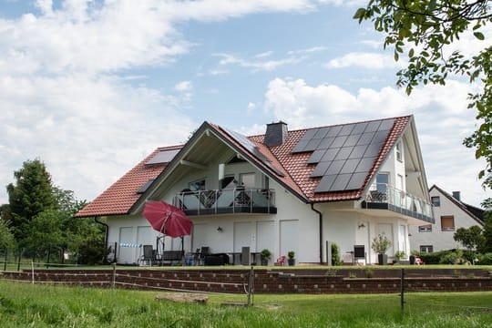 Außenaufnahme vom Haus des verstorbenen Kasseler Regierungspräsidenten Walter Lübcke.