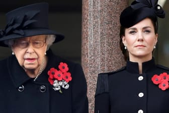 Die Queen und Kate: Sie standen beim "Remembrance Sunday" getrennt.