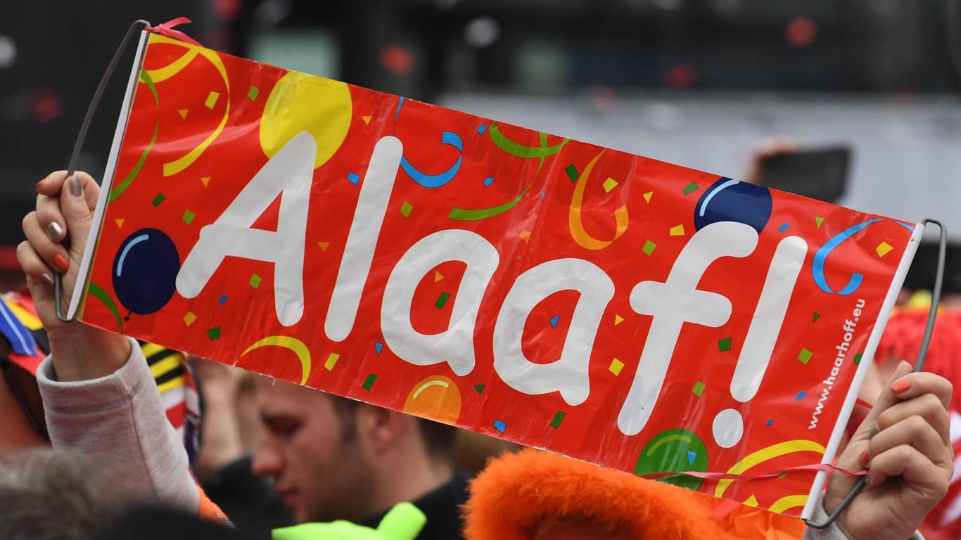 Ein Karnevalist hält ein Schild mit der Aufschrift "Alaaf!" in die Höhe: Die Auftaktsparty zur neuen Session fällt dieses Jahr wegen Corona aus.