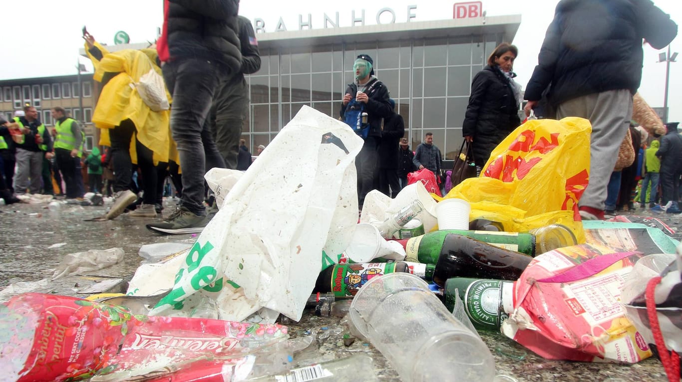 Ein Müllberg beim Auftakt zum Karneval am 11.11.19 in Köln: Die Feiernden hinterlassen jedes Jahr viel Abfall auf den Straßen.