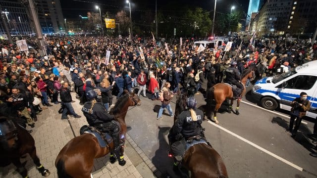 Am Samstag hatten sich in Leipzig mindestens 20. Am Samstag hatten sich in Leipzig mindestens 20.