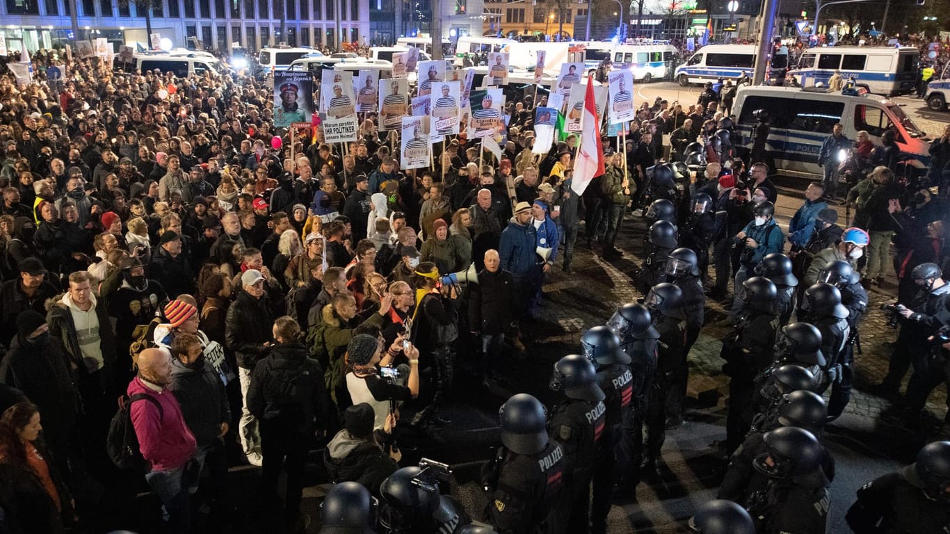 Die "Querdenken"-Demo am Samstag in Leipzig: Künftig sollen nur noch 1.000 Menschen bei Versammlungen zugelassen werden.