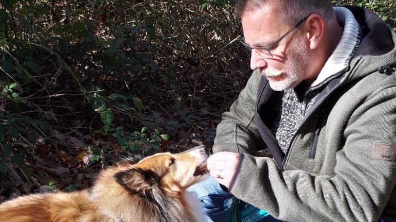 Günter Breitenberger mit seinem Hund Pepe. Drei Jahre nach seiner Transplantation kann der Familienvater aus Wetter an der Ruhr wieder ein weitgehend normales Leben führen.