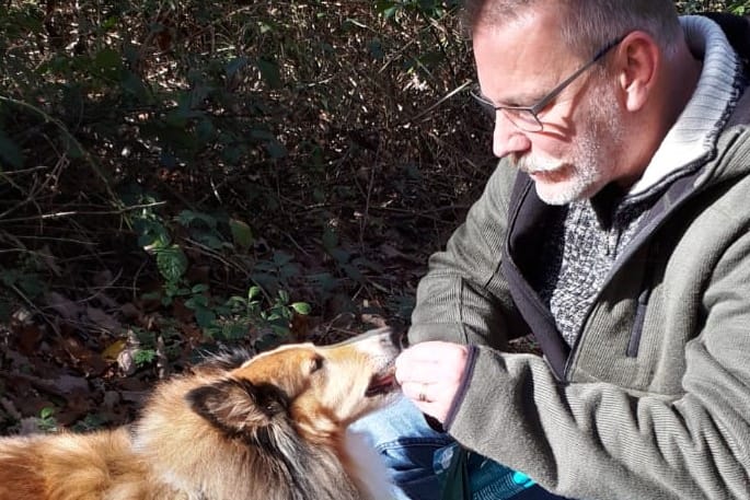 Günter Breitenberger mit seinem Hund Pepe. Drei Jahre nach seiner Transplantation kann der Familienvater aus Wetter an der Ruhr wieder ein weitgehend normales Leben führen.