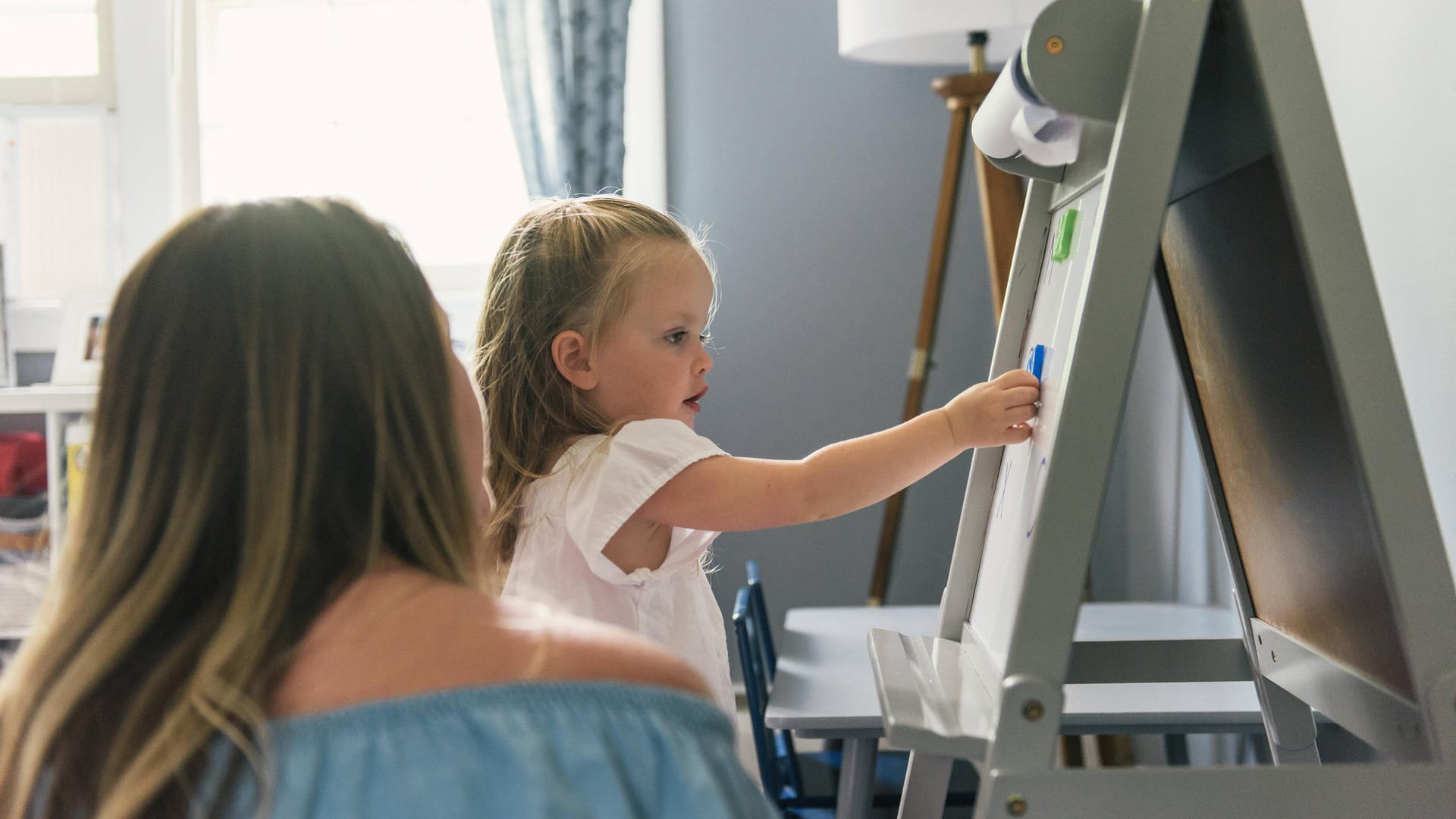 Mutter und Tochter beim Unterricht zu Hause: Ein neuer Bericht zeigt, dass die Zahl der Kinder in Quarantäne deutlich gestiegen ist. (Symbolfoto).