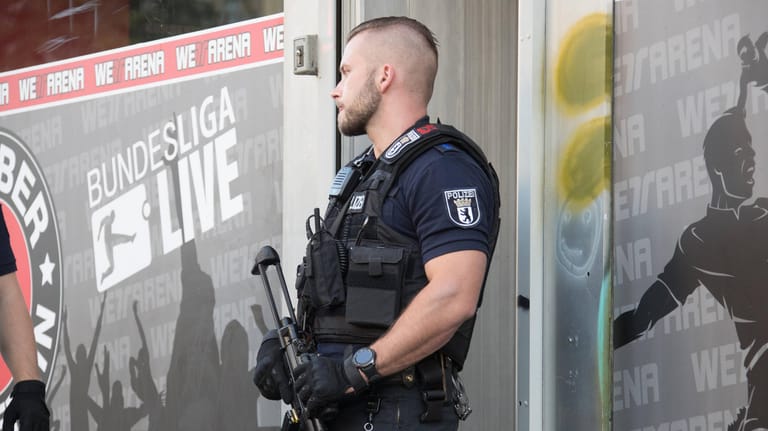 Ein Polizist sichert bei einer Razzia in Berlin ein Wettbüro (Symbolbild): Gibt es Frieden nach mehreren Angriffen im kriminellen Milieu?