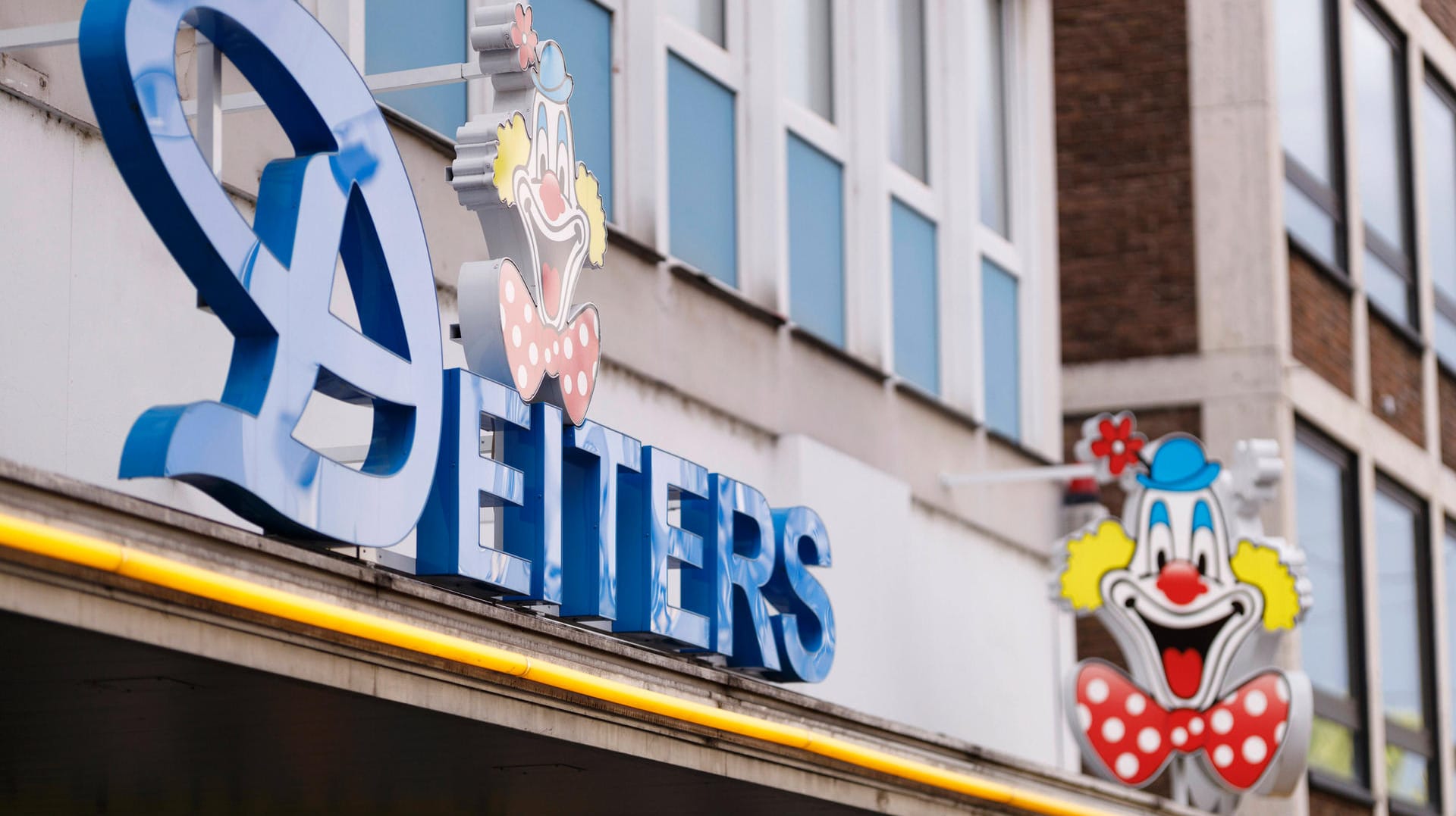 Ein Schild weist auf den Deiters Kostüm-Shop in der Schildergasse in Köln hin (Archivbild): Dort eine Auswahl zu treffen fällt unter den vielen Kostümen oft schwer.