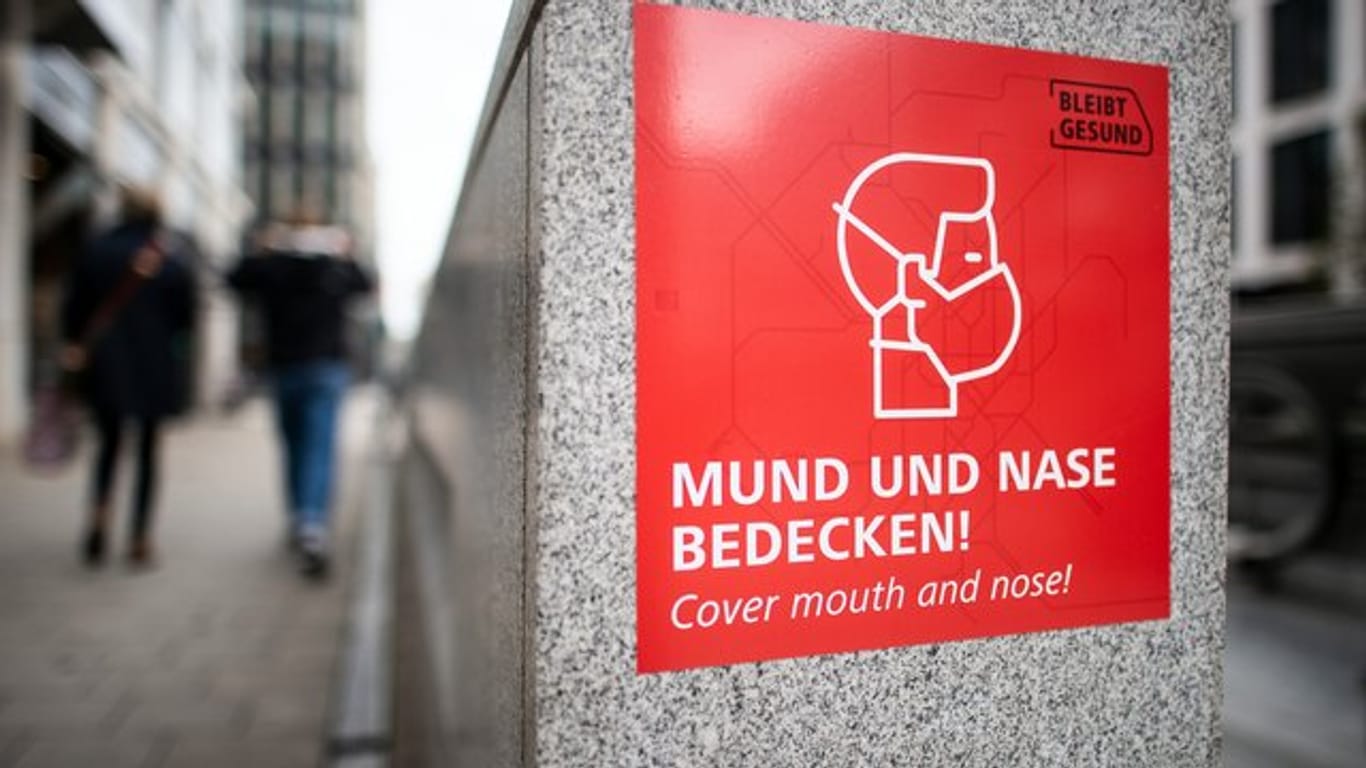 Ein Schild mit Piktogramm und dem Aufdruck "Mund und Nase bedecken": In Düsseldorf wurde die generelle Maskenpflicht abgeschafft.