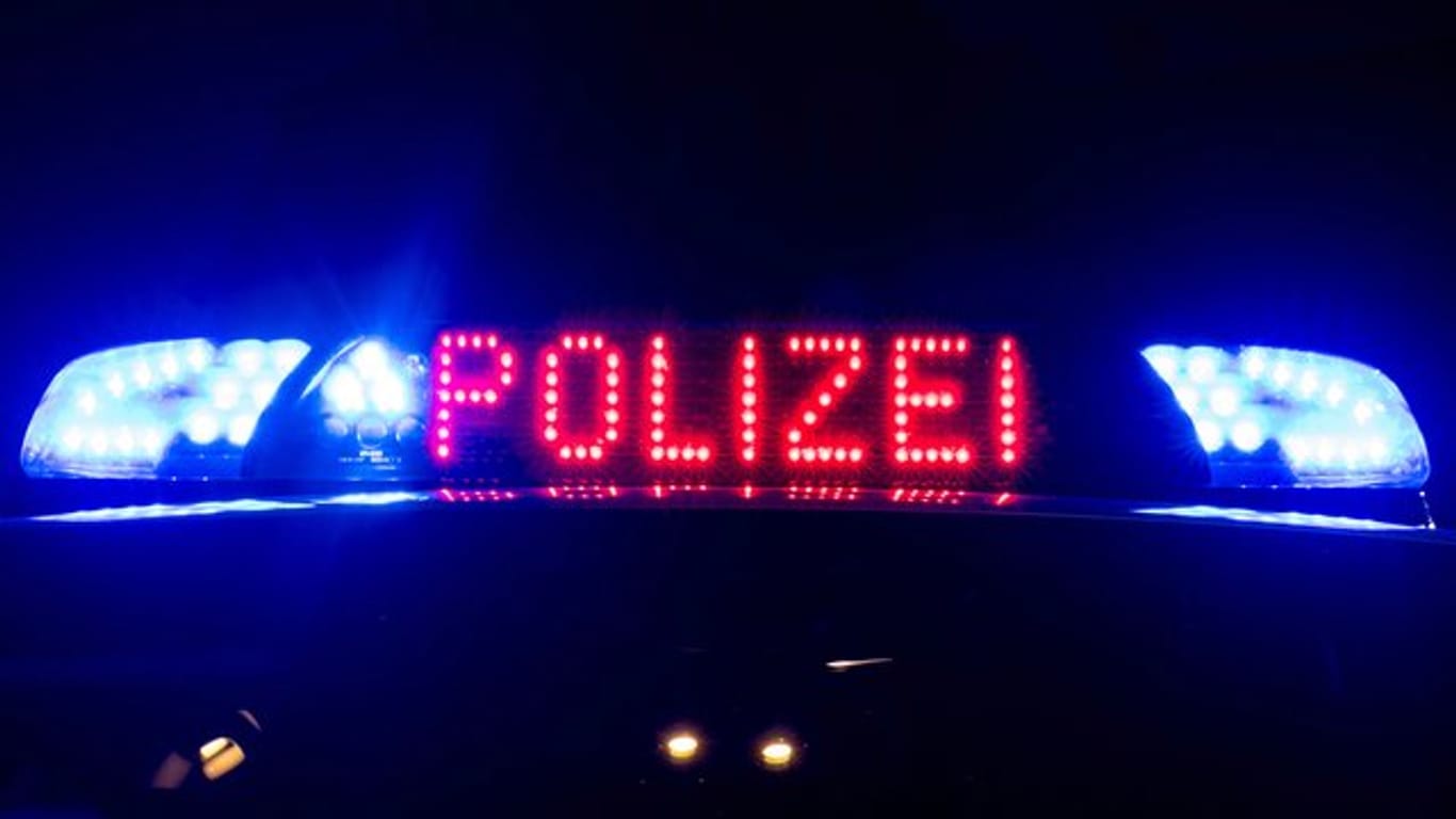 Das Blaulicht auf einem Polizeiauto (Symbolbild): In Rheinland-Pfalz wurde ein Beamter in der Fußgängerzone geschlagen.