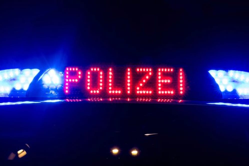 Das Blaulicht auf einem Polizeiauto (Symbolbild): In Rheinland-Pfalz wurde ein Beamter in der Fußgängerzone geschlagen.