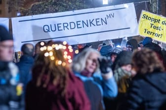 Im Stadtzentrum von Schwerin treffen sich Teilnehmer einer Demonstration gegen die Corona-Beschränkungen.