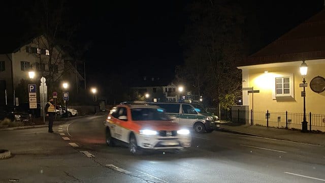 Ein Notarztfahrzeug und Polizeibeamte sind in Tegernsee im Einsatz. Ein Notarztfahrzeug und Polizeibeamte sind in Tegernsee im Einsatz.