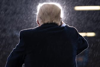 Donald Trump bei einem regnerischen Wahlkampfauftritt: Warum halten die Republikaner dem Wahlverlierer die Treue?