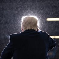 Donald Trump bei einem regnerischen Wahlkampfauftritt: Warum halten die Republikaner dem Wahlverlierer die Treue?
