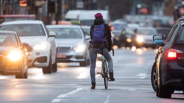 Wer das Auto stehen lässt und lieber mit dem Fahrrad zur Arbeit fährt, kann Herz-Kreislauf-Erkrankungen vorbeugen. Wer das Auto stehen lässt und lieber mit dem Fahrrad zur Arbeit fährt, kann Herz-Kreislauf-Erkrankungen vorbeugen.