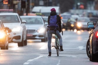 Wer das Auto stehen lässt und lieber mit dem Fahrrad zur Arbeit fährt, kann Herz-Kreislauf-Erkrankungen vorbeugen.