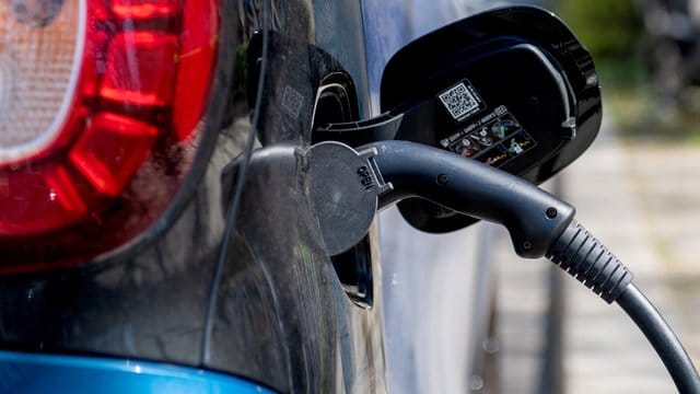 Steuerlich kann es sich lohnen, den E-Dienstwagen an der heimischen Steckdose zu laden. Steuerlich kann es sich lohnen, den E-Dienstwagen an der heimischen Steckdose zu laden.