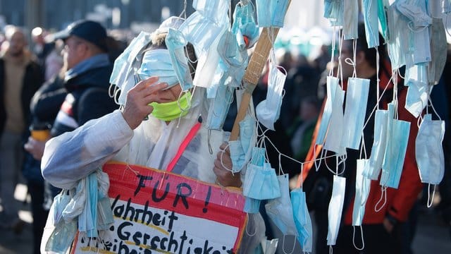 Teilnehmer der Anti-Corona-Demo am Wochenende: Der Stadtrat beschäftigte sich am Mittwoch mit der Aufarbeitung der Geschehnisse. Teilnehmer der Anti-Corona-Demo am Wochenende: Der Stadtrat beschäftigte sich am Mittwoch mit der Aufarbeitung der Geschehnisse.