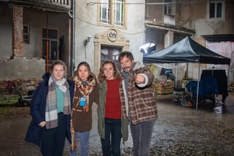 Die Schauspieler Cornelia Gröschel (l-r), Hannah Schiller, Karin Hanczewski und Wanja Mues stehen am Rande der "Tatort"-Dreharbeiten vor dem Schloss Pinnewitz.