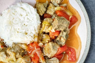 Indisches Curry: Das Currygericht Vindaloo kann sowohl mit Schweine- als auch Geflügelfleisch zubereitet werden.