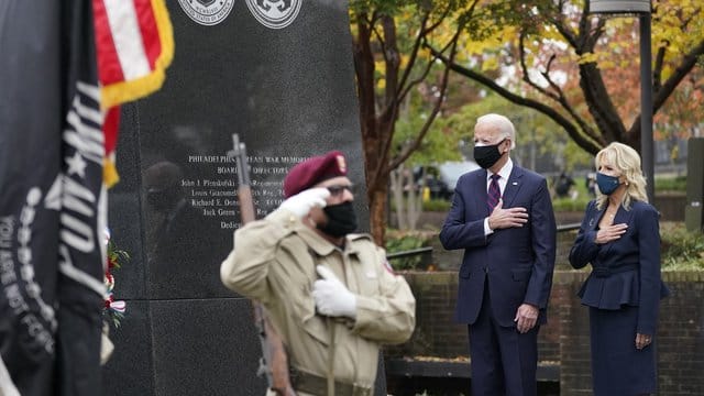 Joe Biden und seine Frau Jill nehmen in Philadelphia an einem Gottesdienst für die Veteranen und Soldaten des Koreakriegs teil. Joe Biden und seine Frau Jill nehmen in Philadelphia an einem Gottesdienst für die Veteranen und Soldaten des Koreakriegs teil.