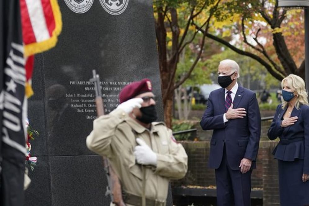 Joe Biden und seine Frau Jill nehmen in Philadelphia an einem Gottesdienst für die Veteranen und Soldaten des Koreakriegs teil.