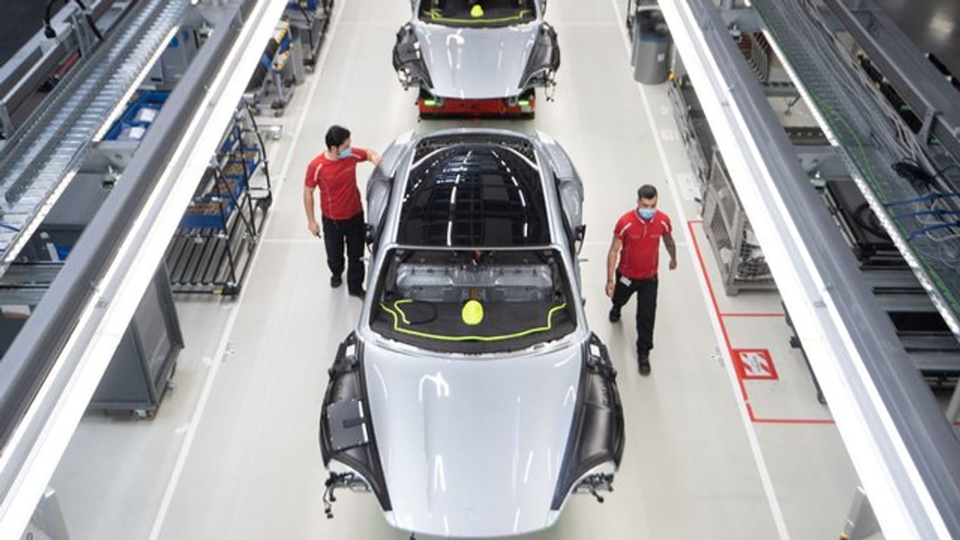 Mitarbeiter der Porsche AG in der Produktion (Symbolbild): Für die Stammbelegschaft in Stuttgart wurde die Jobgarantie verlängert.