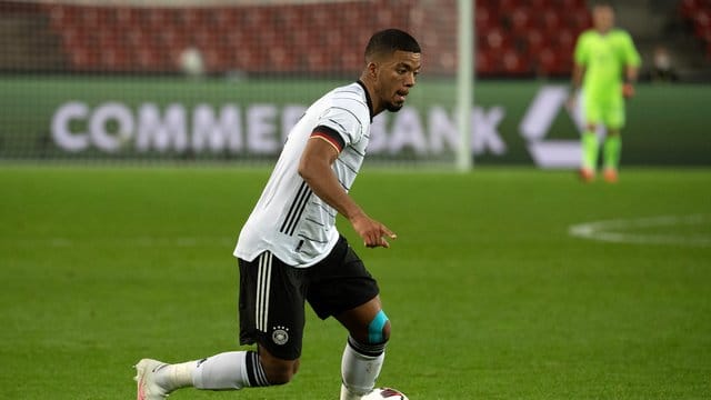 Kritisiert die aktuell sehr hohe Belastung für Profifußballer: Benjamin Henrichs. Kritisiert die aktuell sehr hohe Belastung für Profifußballer: Benjamin Henrichs.