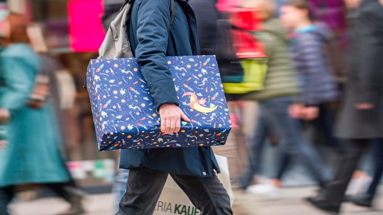 Ein Mann beim Weihnachtseinkauf (Symbolbild): Trotz Corona-Krise steigt das Weihnachtsgeld für die meisten Tarifbeschäftigte.