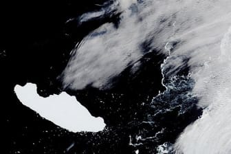 Der Eisberg A68a (unten links) treibt auf dem Sattelitenfoto der NASA in der Nähe der Südlichen Orkneyinseln.