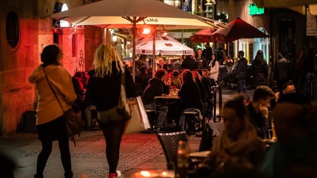 Laut einer US-Studie könnten volle Restaurants und Bars maßgeblich zur Verbreitung des Coronvirus beitragen. Laut einer US-Studie könnten volle Restaurants und Bars maßgeblich zur Verbreitung des Coronvirus beitragen.