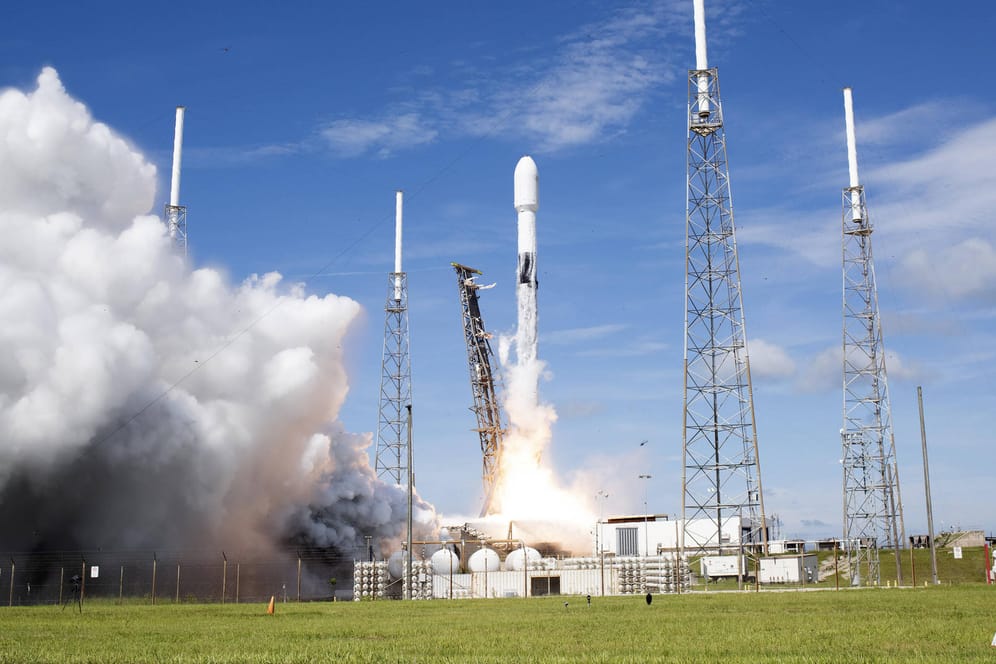 Eine Rakete der Firma "SpaceX" startet (Archivbild): Der Unternehmer Elon Musk hat einen Standort seiner Firma "Starlink" in Frankfurt gegründet.