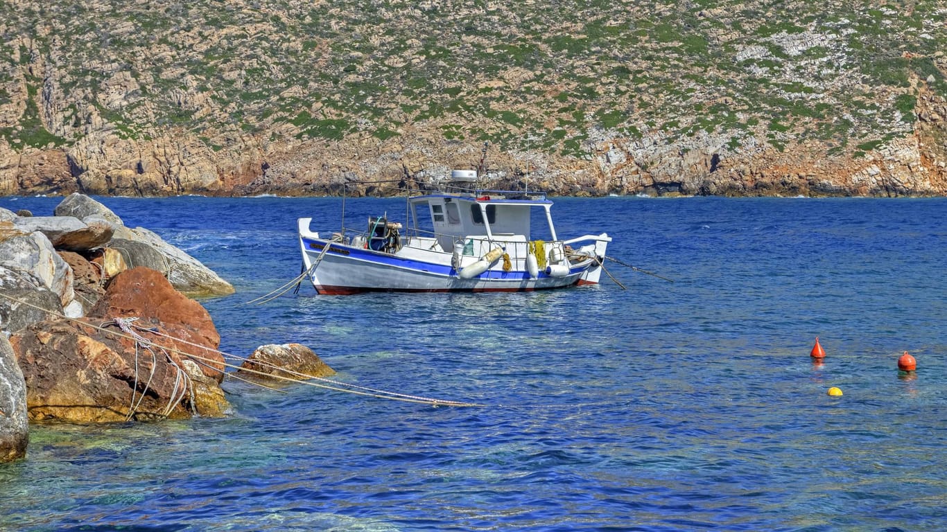 Ein griechisches Fischerboot: Mindestens vier Menschen starben bei einem Unglück mit einem Frachter.
