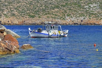 Ein griechisches Fischerboot: Mindestens vier Menschen starben bei einem Unglück mit einem Frachter.
