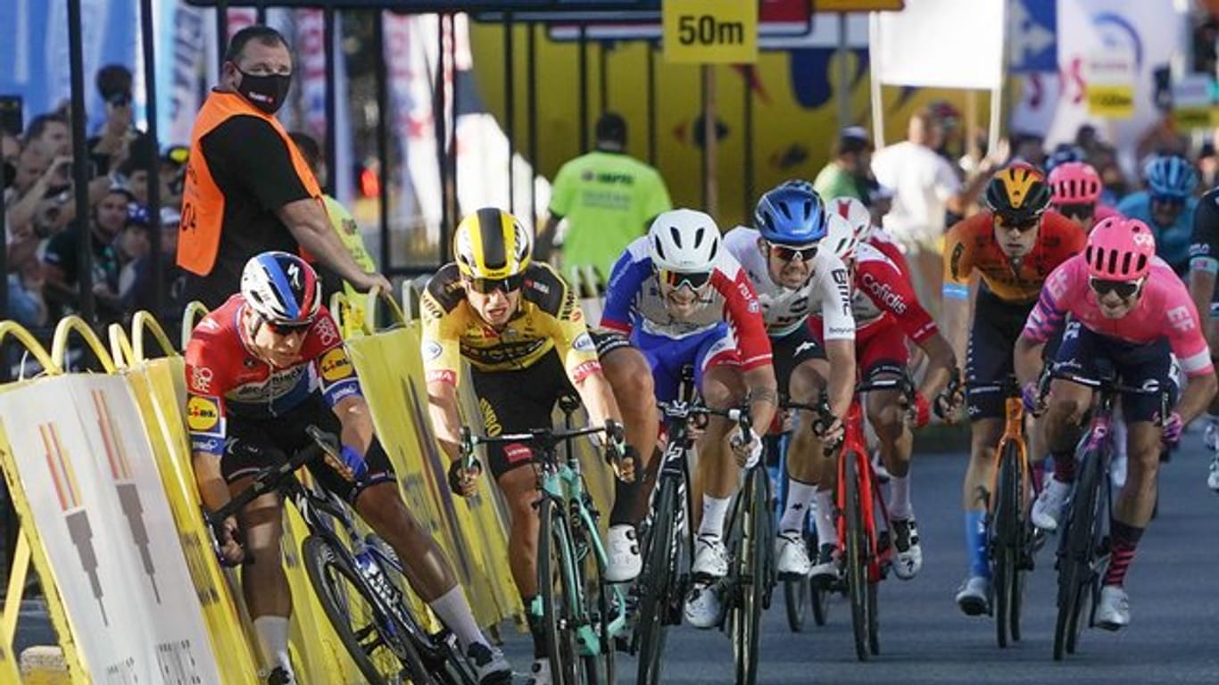 Fabio Jakobsen (l) war nach einem rücksichtslosen Manöver von Dylan Groenewegen (2.