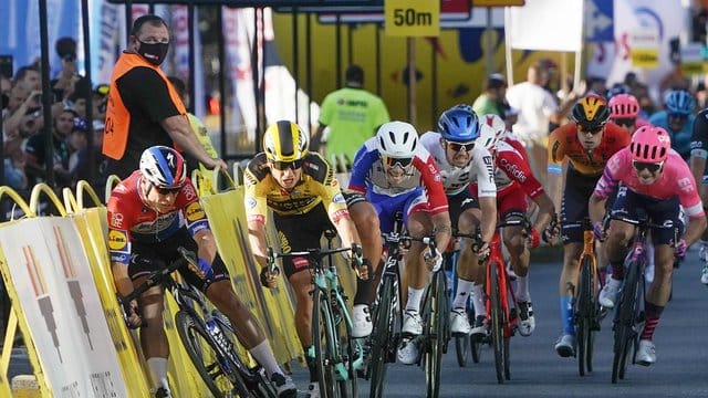 Fabio Jakobsen (l) war nach einem rücksichtslosen Manöver von Dylan Groenewegen (2.