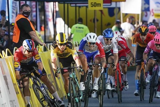 Fabio Jakobsen (l) war nach einem rücksichtslosen Manöver von Dylan Groenewegen (2.