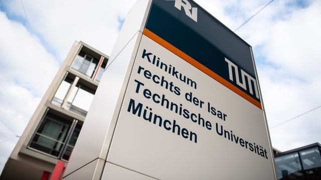 Der Schriftzug "Klinikum rechts der Isar - Technische Universität München" ist an einem Gebäude des Klinikums zu sehen. Der Schriftzug "Klinikum rechts der Isar - Technische Universität München" ist an einem Gebäude des Klinikums zu sehen.