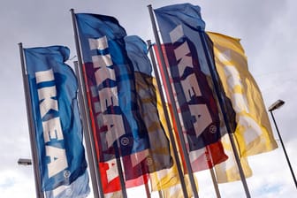 Flaggen vor einem Ikea-Haus (Symbolbild): Der Möbelkonzern steht mit seinem Deutschland-Geschäft gut da.