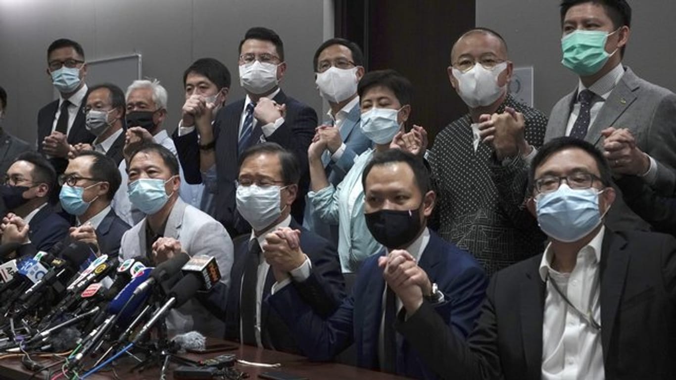 Aus Protest gegen den Rauswurf von vier Abgeordneten aus dem Hongkonger Parlament haben ein Großteil der Mitglieder des demokratischen Lagers ihren Rücktritt angekündigt.