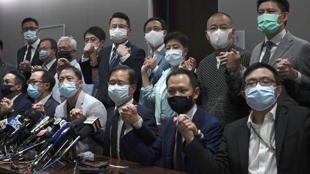 Aus Protest gegen den Rauswurf von vier Abgeordneten aus dem Hongkonger Parlament haben ein Großteil der Mitglieder des demokratischen Lagers ihren Rücktritt angekündigt. Aus Protest gegen den Rauswurf von vier Abgeordneten aus dem Hongkonger Parlament haben ein Großteil der Mitglieder des demokratischen Lagers ihren Rücktritt angekündigt.