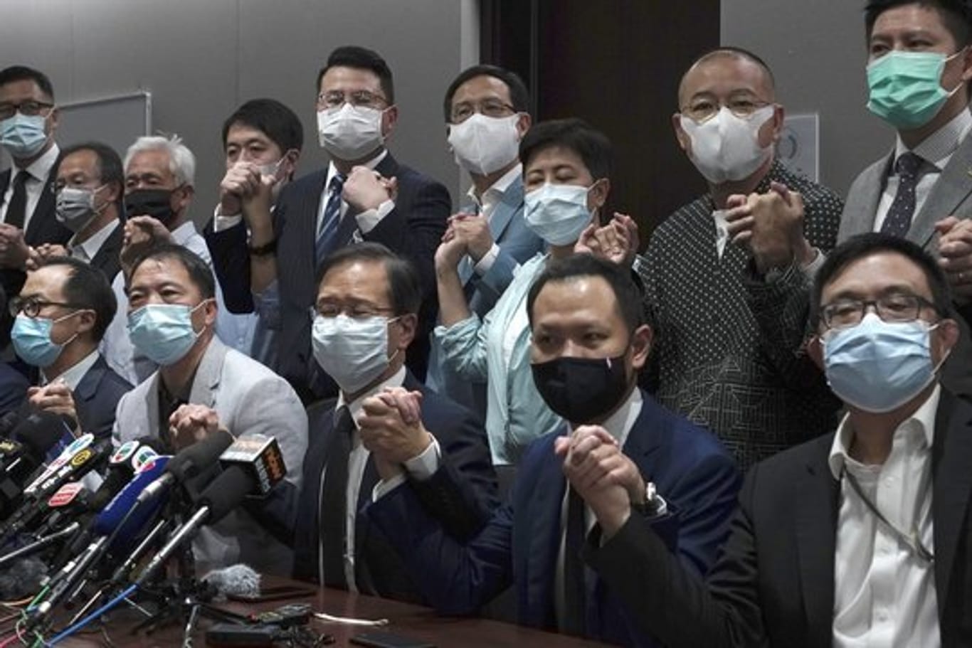 Aus Protest gegen den Rauswurf von vier Abgeordneten aus dem Hongkonger Parlament haben ein Großteil der Mitglieder des demokratischen Lagers ihren Rücktritt angekündigt.
