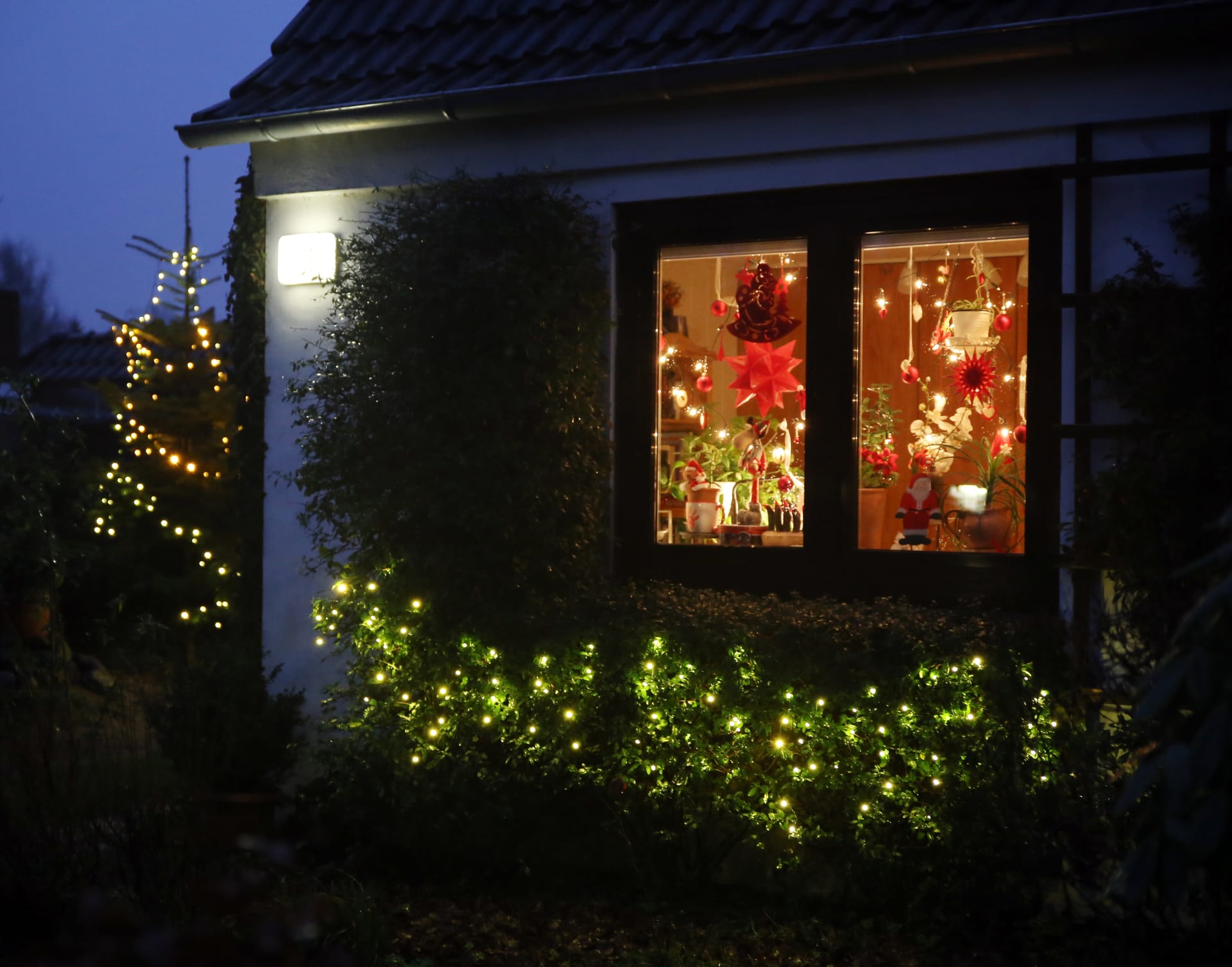 Gartenbeleuchtung: Traditionell schmücken die Deutschen in der Adventszeit ihren Vorgarten mit Lichtern.