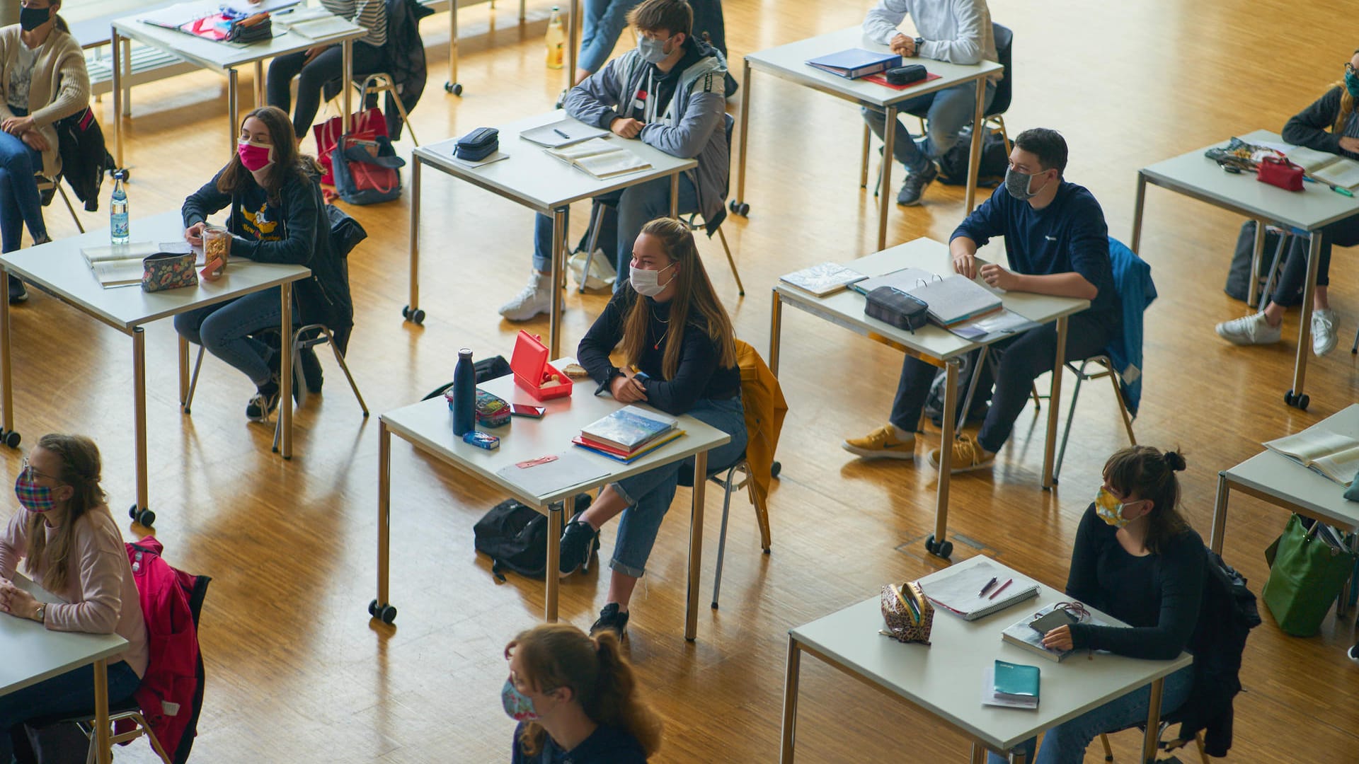 Schüler mit Masken: Seit den Sommerferien gibt es wieder Präsenzunterricht in Deutschland. Unklar ist, wie gefährlich das für Schüler und Lehrer sein könnte.