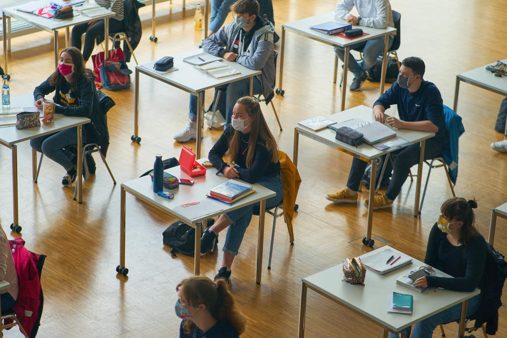 Schüler mit Masken: Seit den Sommerferien gibt es wieder Präsenzunterricht in Deutschland. Unklar ist, wie gefährlich das für Schüler und Lehrer sein könnte.