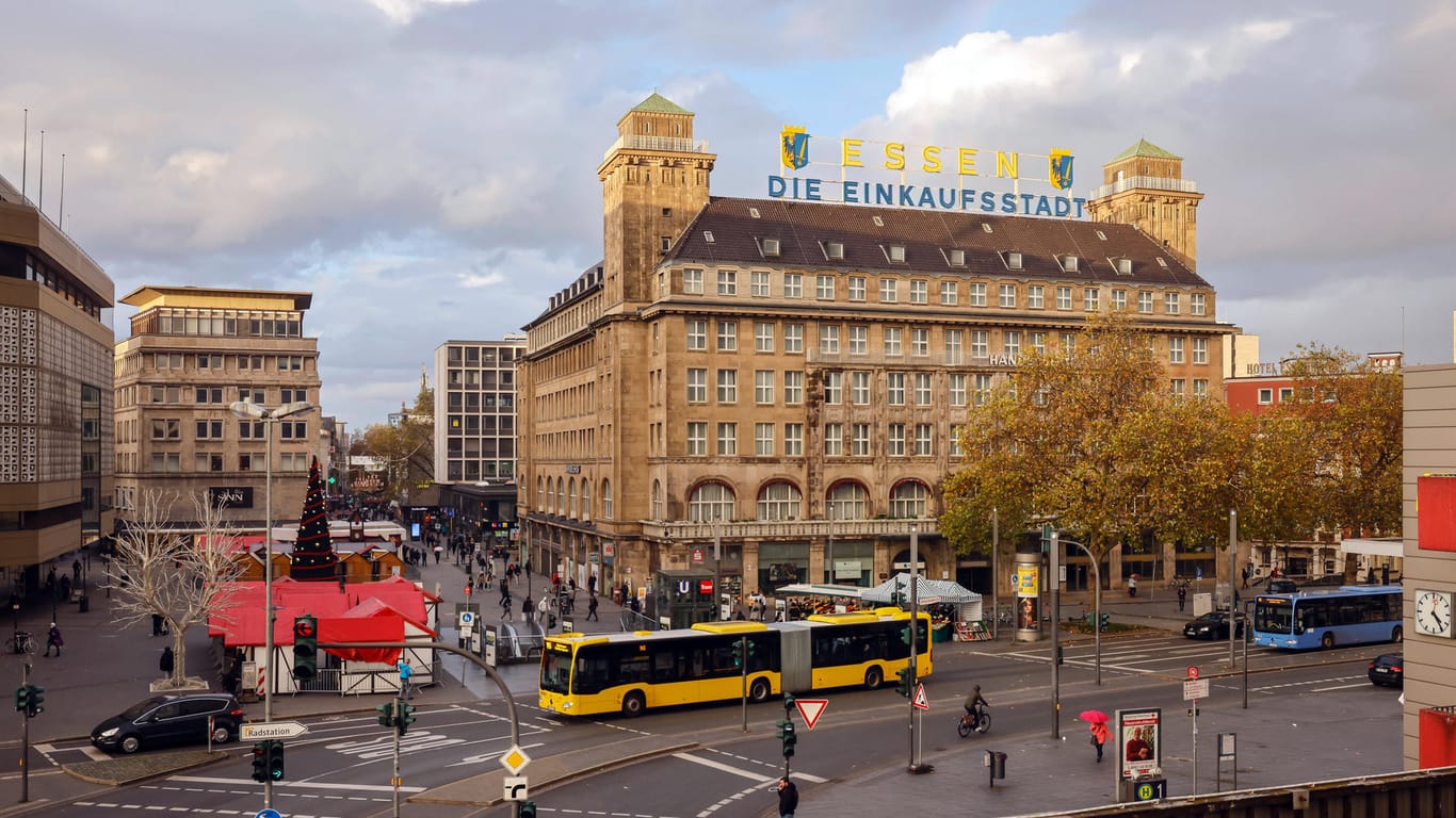 Blick auf den Willy-Brandt-Platz in Essen (Symbolbild): In Essen bleibt den Menschen im Durchschnitt am meisten Geld von ihrem Gehalt im Vergleich mit anderen deutschen Großstädten.