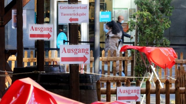"Ausgang"-Schilder sind an einem geschlossenen Glühweinstand auf dem Weihnachtsmarkt Essen befestigt. "Ausgang"-Schilder sind an einem geschlossenen Glühweinstand auf dem Weihnachtsmarkt Essen befestigt.